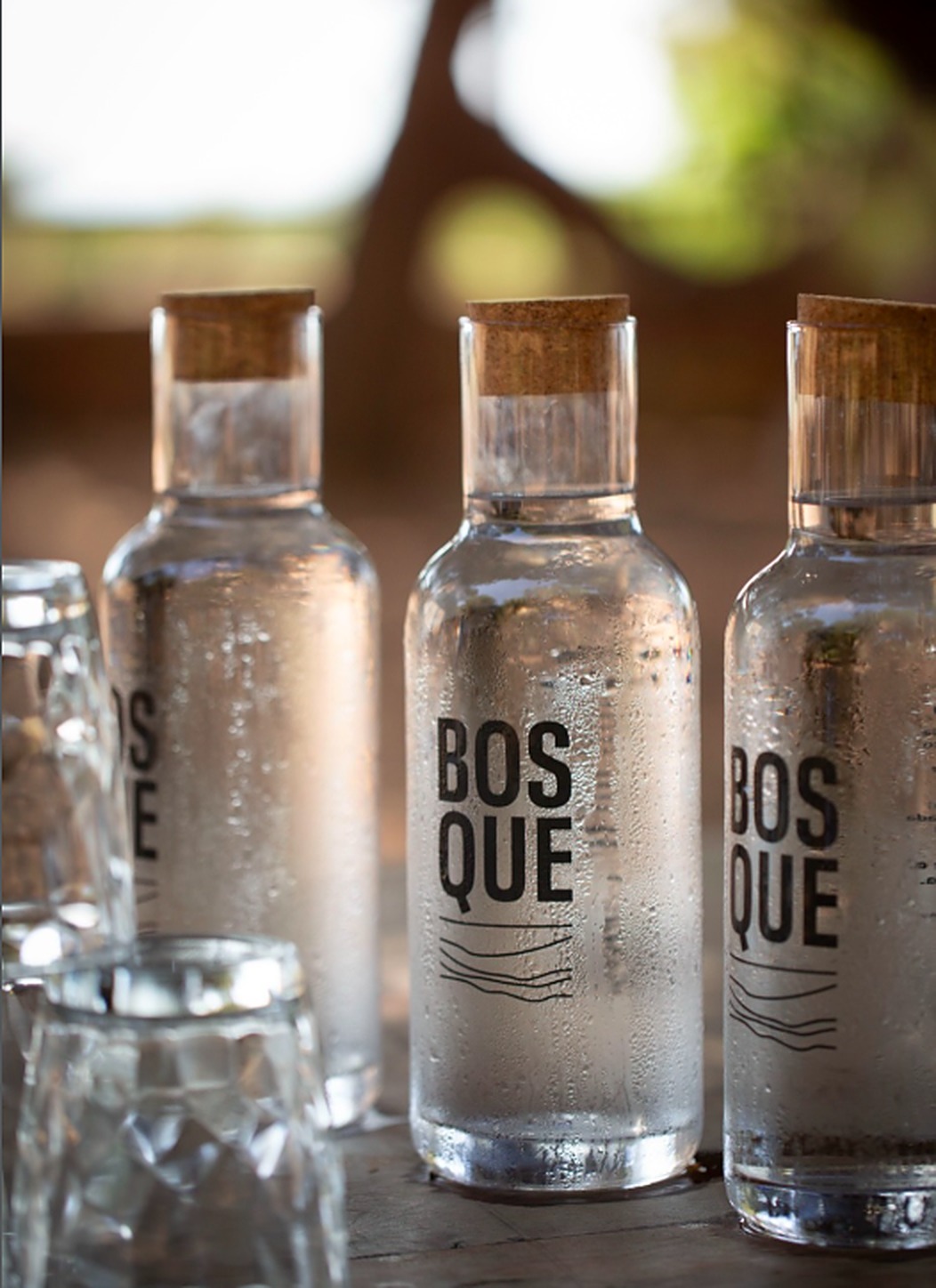 Botellas de agua con la marca Bosque en el espacio gastronómico