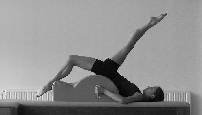 Ejercicio de Pilates enfocado en control motor y estabilidad lumbo-pélvica
