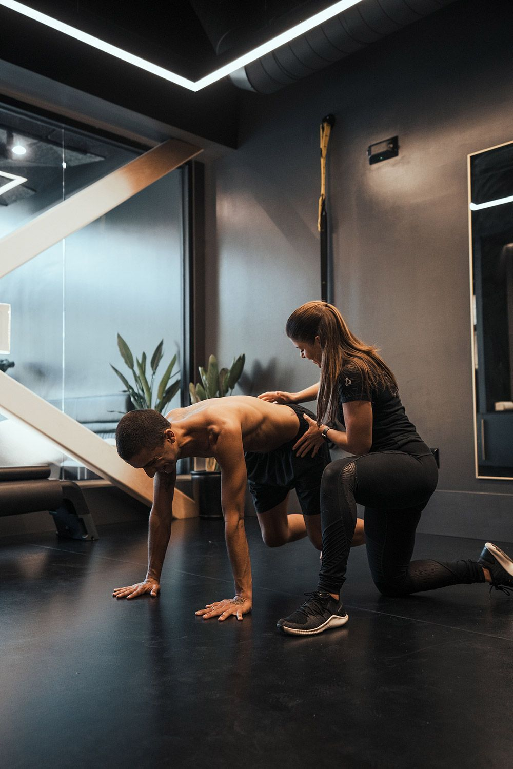 Persona adulta activa realizando movimiento consciente, autonomía funcional a largo plazo