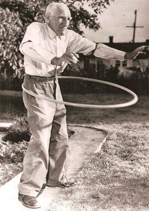 Hombre mayor practicando hula hoop como ejemplo de movimiento funcional y longevidad activa