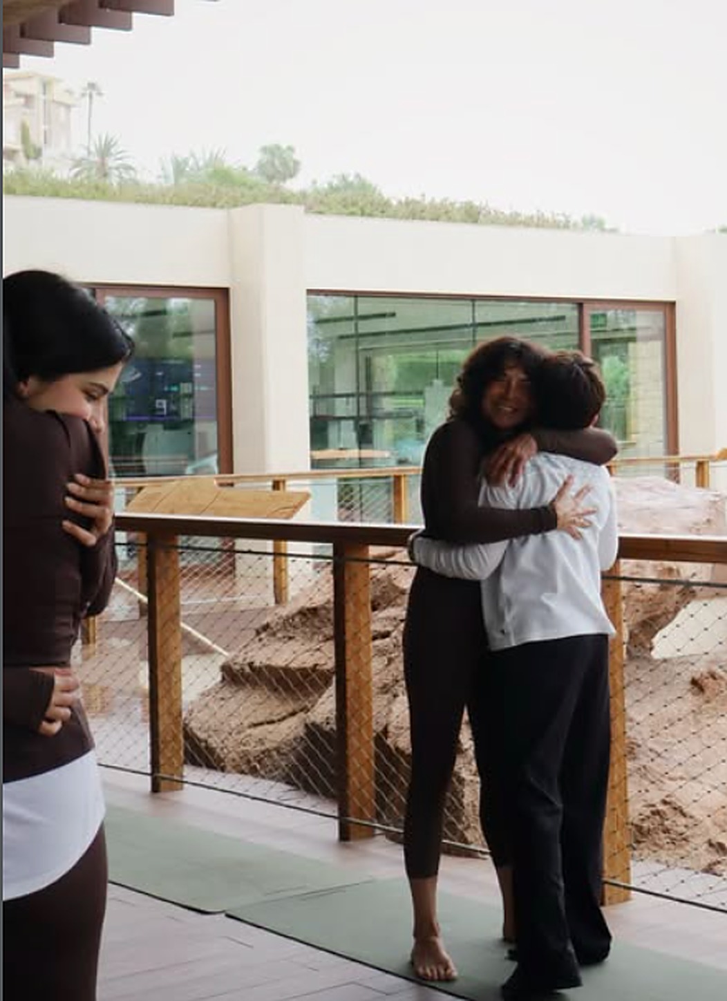 Abrazo entre madre e hija tras la clase de pilates en Bosque Masía Bellver
