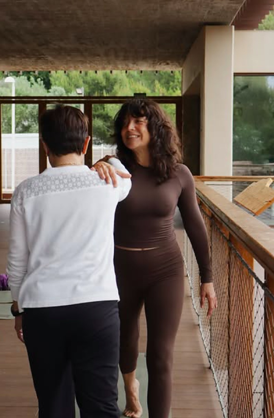 Ágata y una alumna sonriendo en la plataforma de Bosque Masía Bellver