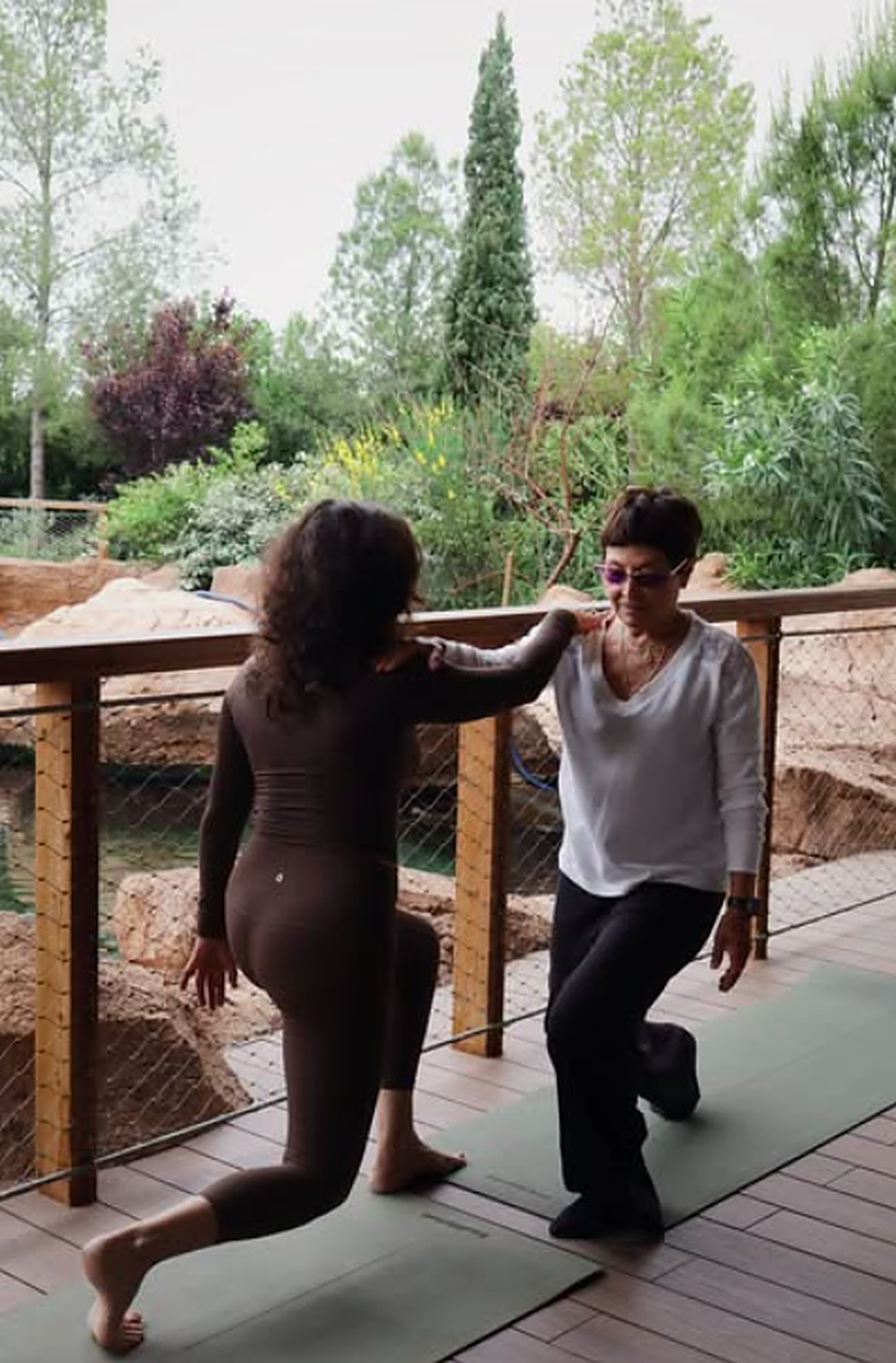 Ejercicio de pilates guiado por Esperanza en Bosque Masía Bellver